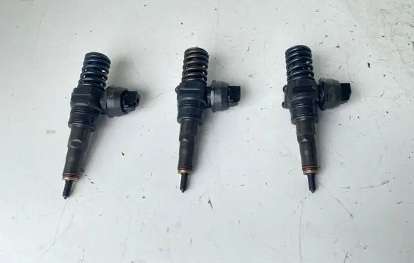 Volkswagen Golf V Fuel injectors set 038130073AG
