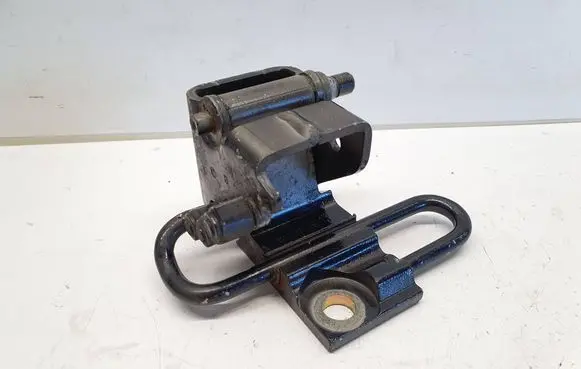 Volkswagen Touareg I Front door lower hinge 7L0831412