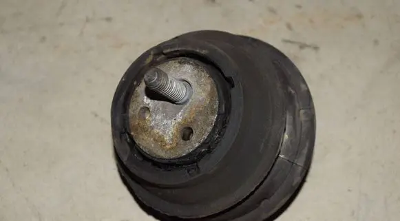BMW 5 E39 Engine mount bracket