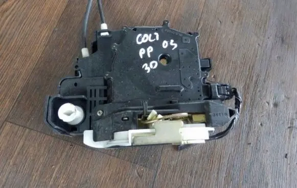 Mitsubishi Colt Loading door lock 0125