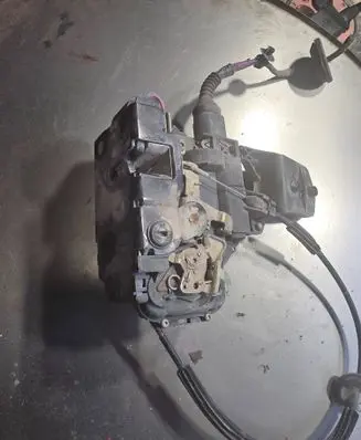 Volkswagen PASSAT B5 Rear door lock