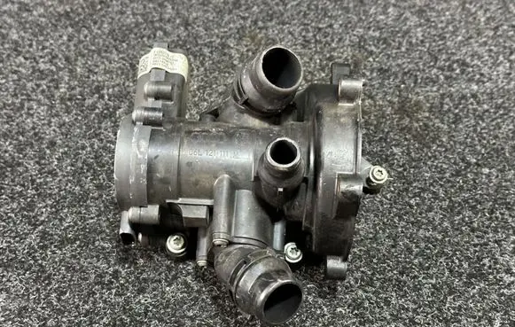 Volkswagen Polo VI Water pump 06L121111M