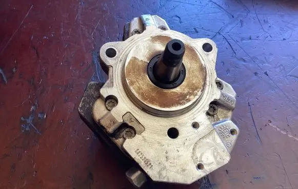 BMW X3 E83 Fuel injection high pressure pump 7798333 0445010146 3010909