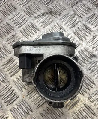Volkswagen Touran I Throttle valve 038128063M B82830603