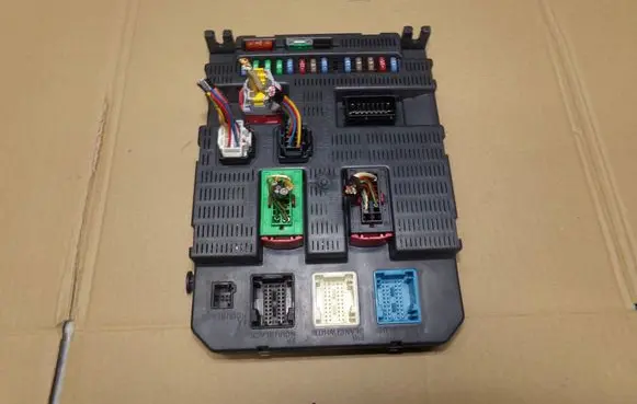 Peugeot 207 Fuse module 9663798280