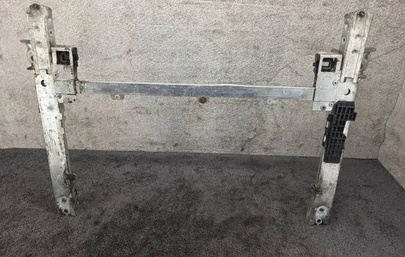 Mini One - Cooper F56 F55 Radiator mount bracket 7368482 7368481 7301587