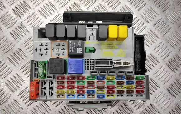 Opel Zafira A Fuse module 24431677