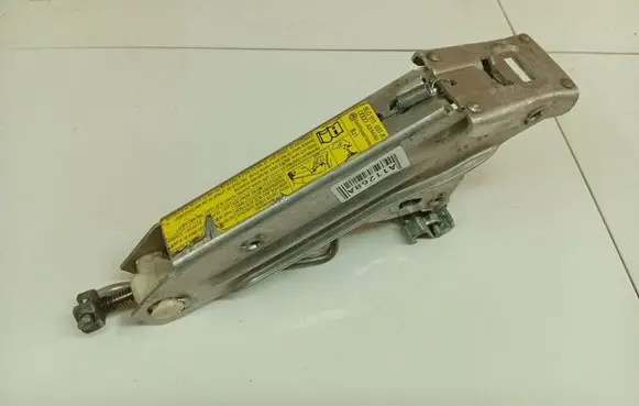 Audi A6 S6 C5 4B Lift Jack 8L0011031A