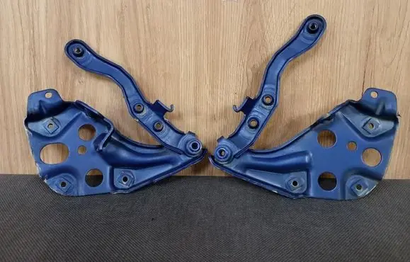 Engine bonnet/hood hinges