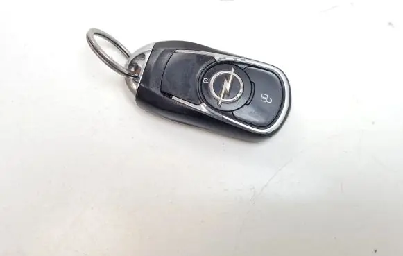 Opel Insignia B Ignition key/card 