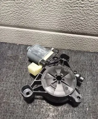 Porsche Macan (95B) Rear door window regulator motor 0130822715 E850202097