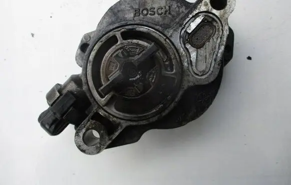 Ford Focus Vacuum pump D1562C1