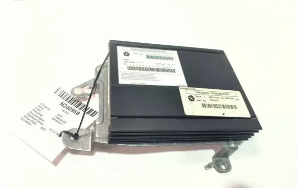 Chrysler Aspen HiFi Audio sound control unit 05064138AC 05064141AC