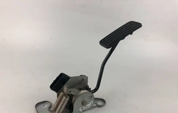 Accelerator throttle pedal