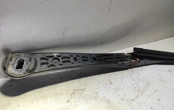 BMW 5 E39 Front wiper blade arm 102076