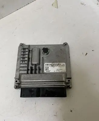 Volkswagen Golf VII Engine control unit/module 04L907445E