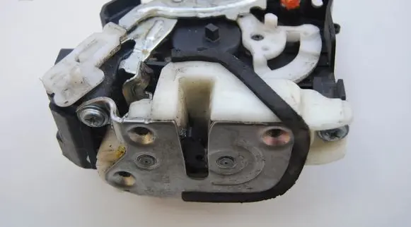 Mitsubishi L200 Rear door lock NER