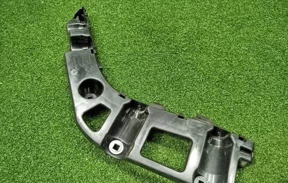 Rear bumper mounting bracket