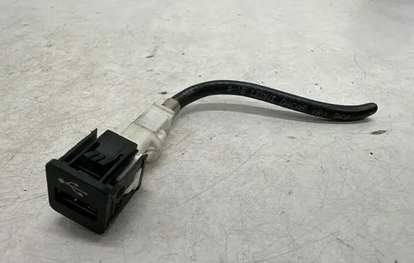 BMW 3 G20 G21 USB socket connector 9229294