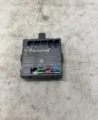 Infiniti Q30 Door control unit/module A1669013901