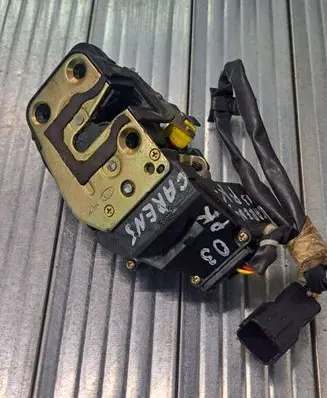 KIA Carens I Front door lock
