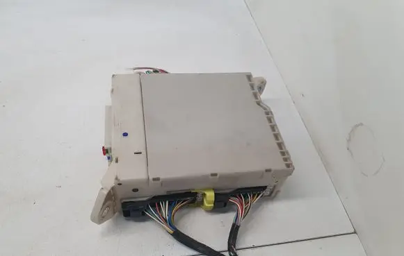 Lexus GS 250 350 300H 450H Fuse module 8273030631