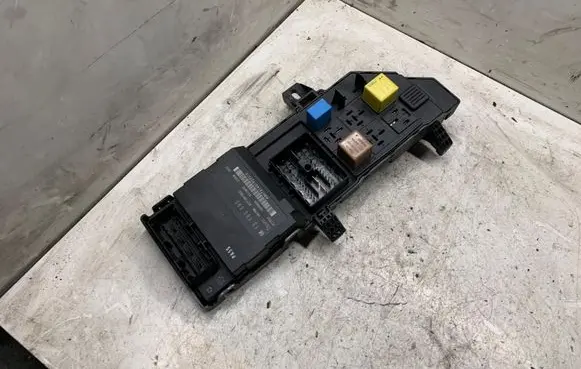 Opel Vectra C Fuse module 13223678