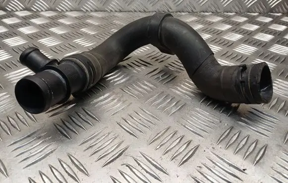 Volkswagen PASSAT B6 Engine coolant pipe/hose 323220