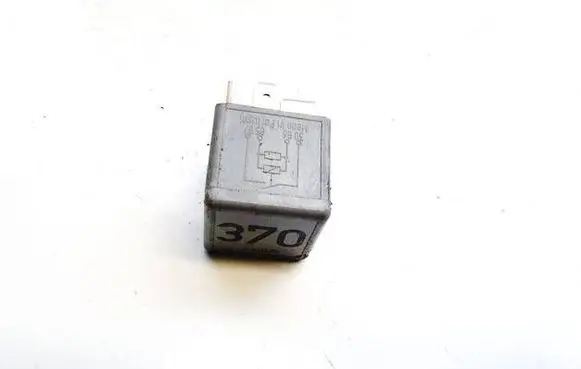 Volkswagen PASSAT B5.5 Other relay 8D0951253A v23134-j52-x300