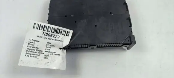 Peugeot 208 II Relay mounting block 9832881080