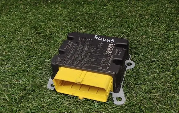 Volkswagen Jetta VI Airbag control unit/module 561959655