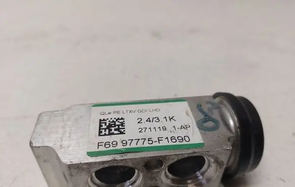 KIA Sportage Air conditioning (A/C) expansion valve 97775F1690