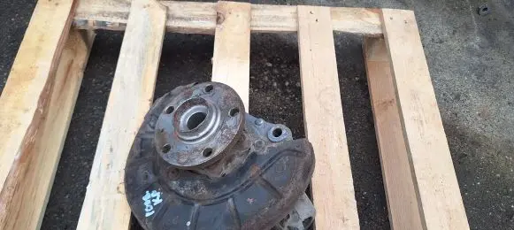 Volkswagen PASSAT B6 Front wheel hub