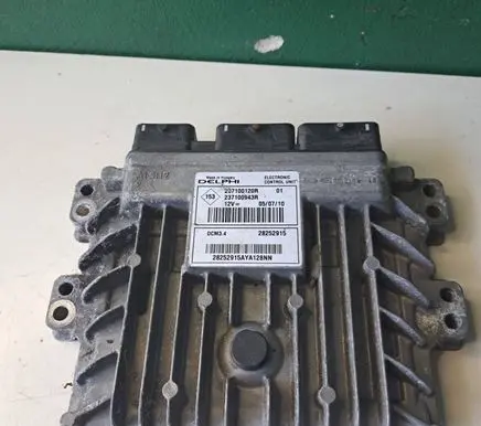 Renault Fluence Engine control unit/module 237100120R 28252915