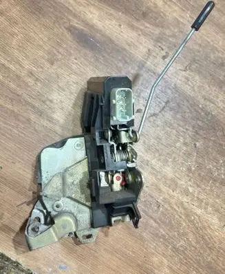 BMW 5 E39 Rear door lock 8166246