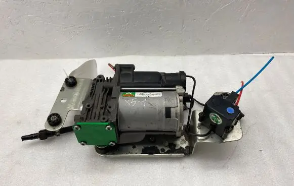 BMW X5 E70 Air suspension compressor/pump P3221 P3221000A