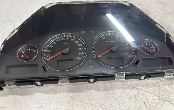 Volvo V70 Speedometer (instrument cluster) 30682277