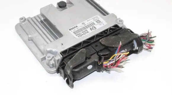 Toyota Corolla E120 E130 Engine control unit/module 0281011733 8966102A90