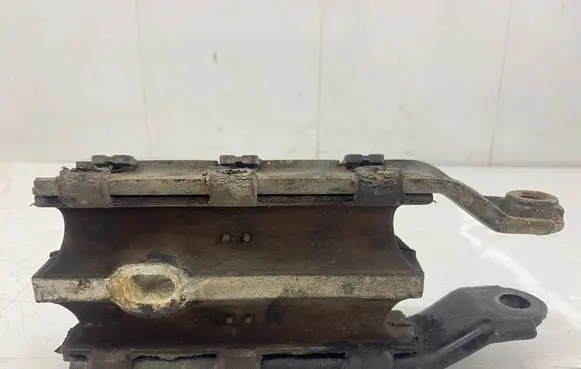 Volvo V70 Engine mount bracket 31262935