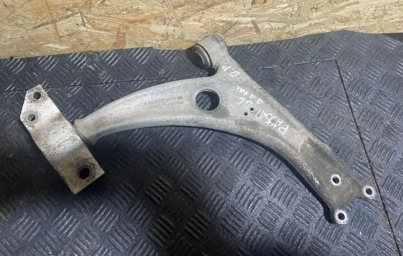 Volkswagen PASSAT B6 Front lower control arm/wishbone 3C0407153B