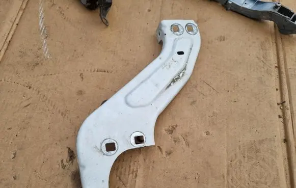 Peugeot Partner Fender mounting bracket