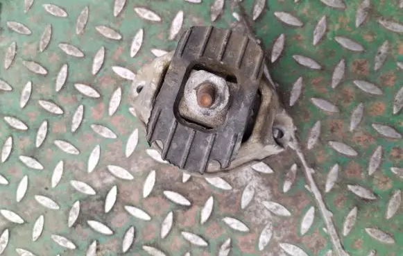 BMW 5 E60 E61 Engine mount bracket 6769874