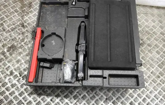 Mercedes-Benz ML W164 Tool set 