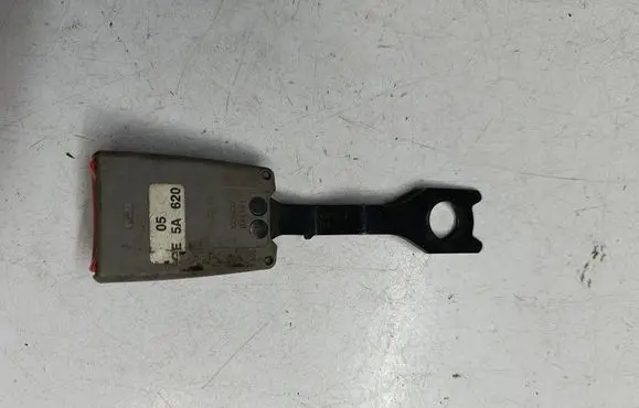 Mazda 626 Front seatbelt buckle fawfawawawr