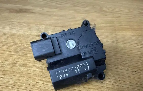 Toyota Avensis T250 Air flap motor/actuator 1138002051