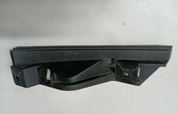 Volkswagen Touran I Front bumper mounting bracket 1T0807889A