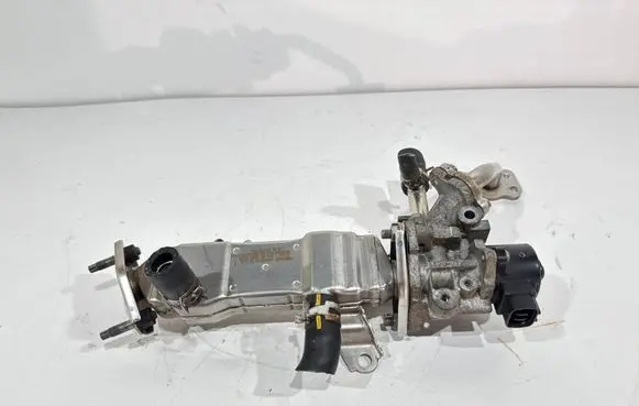 Lexus CT 200H EGR valve cooler 2560137010 06111A1004
