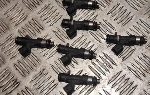 Volvo S60 Fuel injector 30757534