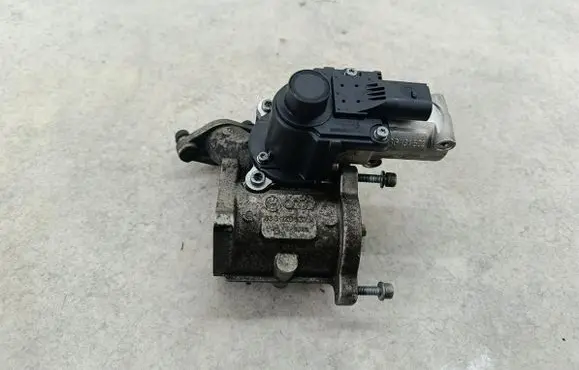 Volkswagen Golf V EGR valve 03G129637A