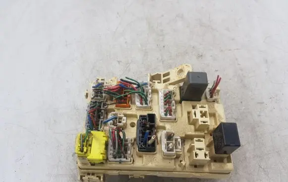 Toyota Land Cruiser (HDJ90) Fuse module 6538E19
